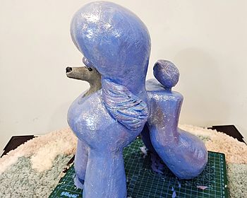 贵宾犬幼狮装泥塑作品